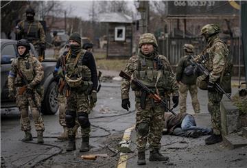 Ukrainische Soldaten entdecken im Kiewer Vorort Butscha viele Leichen.