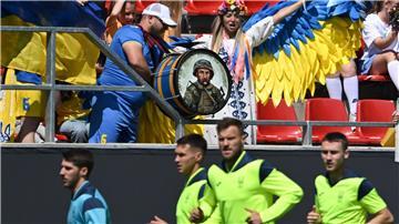 Ukrainische Zuschauer bejubeln die Spieler um Kapitän Andrij Jarmolenko (2.v.r) beim öffentlichen Training der Nationalmannschaft der Ukraine.