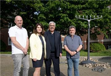 Ulf Klüsener (Architekturbüro Andreas Heller), Jana Kastens, Mircea Ionescu und Melf Grantz (von links) präsentierten am Dienstag die neu errichtete Chanukkia neben der Großen Kirche.