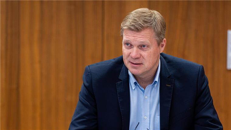 Ulf Thiele (CDU), haushaltspolitischer Sprecher der CDU im niedersächsischen Landtag, spricht auf einer Pressekonferenz.