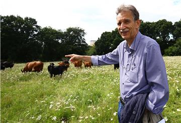 Ullrich Vey ist Bioland-Bauer aus Blumenthal. Er hält Angus-Rinder. Seine Weiden sind in Bremen und im Cuxland verteilt.