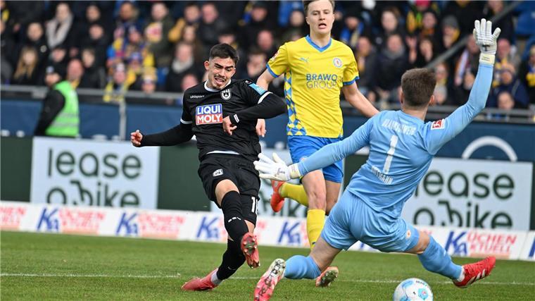 Remis im Kellerduell zwischen Braunschweig und Ulm Ulms Aaron Keller (l) scheitert an Braunschweigs Torwart Ron-Thorben Hoffmann.