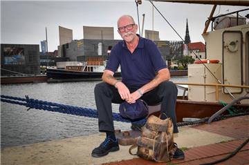 Ulrich Keller ist neuer Matrose auf Dicke-Pötte-Tour in Bremerhaven. 