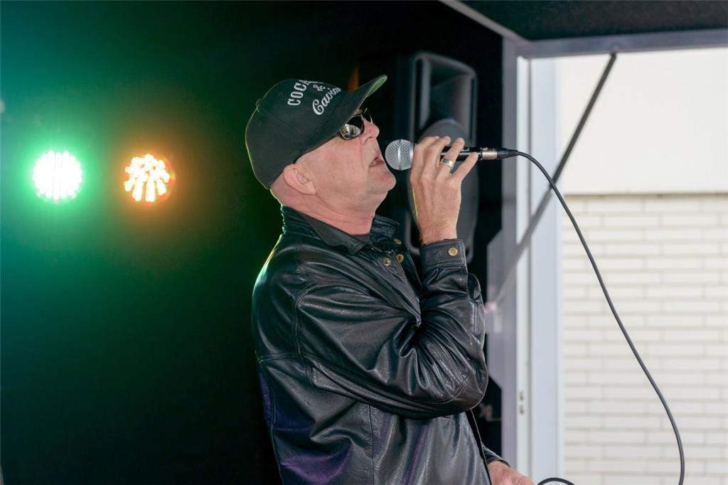 Ulrich Keller legt sich beim Straßenfest in der &quot;Alten Büger&quot; ins Zeug...