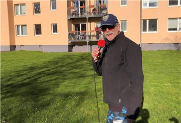 Ulrich Keller unterhält auf dem Ausflugsschiff „Geestemünde“ regelmäßig Touristen und als Sänger in Corona-Zeiten Senioren.