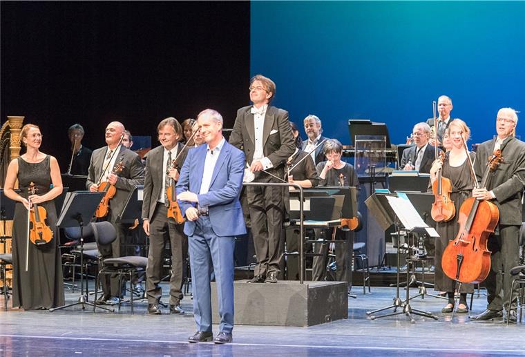 Ulrich Mokrusch (vorn) führte als Moderator durch die Eröffnungsgala, an der auch das Philharmonische Orchester und Marc Niemann mitwirkte.