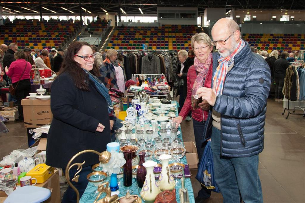 Ulrich und Ilsabe Böhme interessieren sich am Stand von Susanne Tepe für antikes...