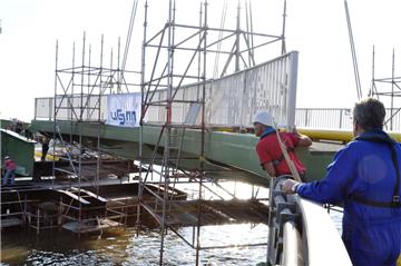 Um 10.14 Uhr war der Blexer Fähranleger gestern wieder komplett. Schwimmkran „Enak“ setzte das ausgebaute Brückenteil ein. Nun beginnt der Schlussspurt. Am Freitag soll der Betrieb wieder laufen.