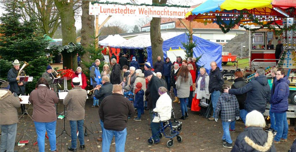 Um 14 Uhr eröffnete der Posaunenchor Beverstedt/Lunestedt den Weihnachtsmarkt zw...