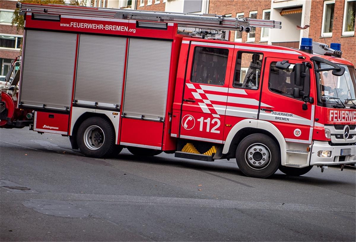 Ein Einsatzfahrzeug der Feuerwehr Bremen fährt auf das Gelände der Wache. 