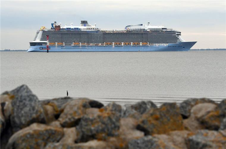 Um 19.30 Uhr hat die "Spectrum of the Seas" in Bremerhaven abgelegt.
