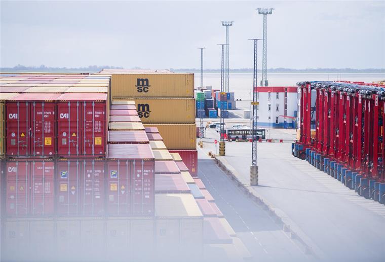 Bremerhaven: GHB meldet Kurzarbeit für Hafenarbeiter an Container auf dem Terminal