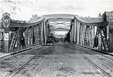Um bewegliche Brücken geht der erste Stadtrundgang am 5. September. Im Bild ist die Alte Geestebrücke um 1916.