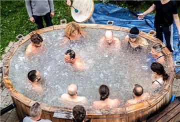 Um das Bad im Eiswasser zu ertragen, braucht es einen starken Willen. Doch es lohnt sich: Körperliche und geistige Fitness, ein starkes Immunsystem und mehr Lebensenergie - all das verspricht die Wim-Hof-Methode