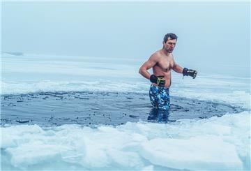 Um das Bad im Eiswasser zu ertragen, braucht es einen starken Willen. Doch es lohnt sich: Körperliche und geistige Fitness, ein starkes Immunsystem und mehr Lebensenergie - all das verspricht die Wim-Hof-Methode.