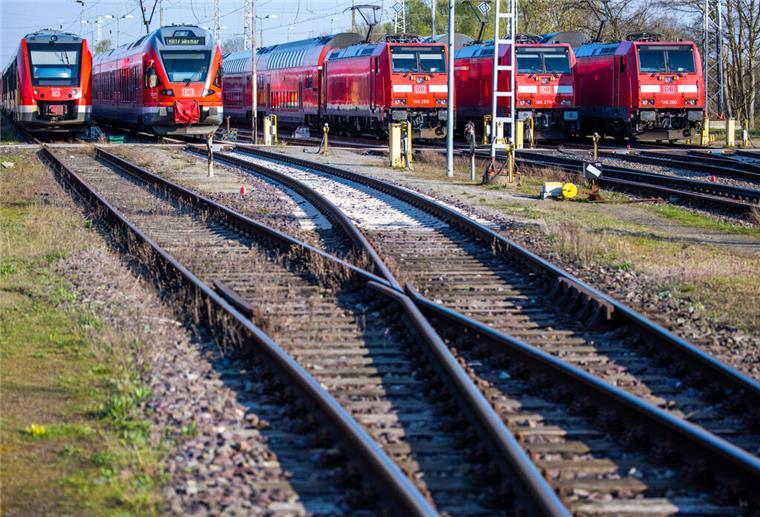 Personenzüge der Deutschen Bahn (DB) stehen während eines Warnstreiks auf Gleisen am Hauptbahnhof