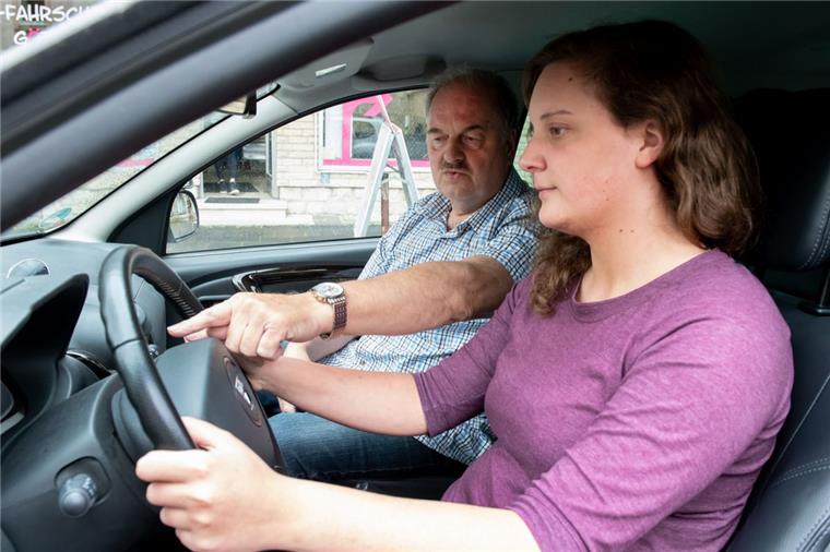 Um den Beruf attraktiver zu machen, ist das Fahrlehrergesetz zu Jahresbeginn reformiert worden. So wird jetzt nur noch ein Autoführerschein vorausgesetzt. Bisher waren auch Führerscheine für Motorrad und Lastwagen zwingend erforderlich. Ob die Reform hilft, bleibt abzuwarten.