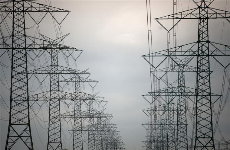 Um den im Norden durch Windkraft erzeugten Strom zu den Verbrauchern im Süden zu transportieren, werden neue Stromtrassen benötigt – oberirdisch oder auch unter der Erde.