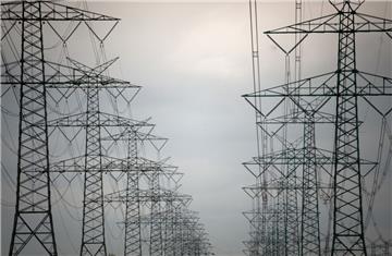 Um den im Norden durch Windkraft erzeugten Strom zu den Verbrauchern im Süden zu transportieren, werden neue Stromtrassen benötigt – oberirdisch oder auch unter der Erde.