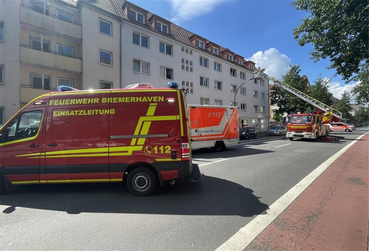 Straßensperrung war nötig: Aufwendige Rettung über die Drehleiter Um die Drehleiter in Stellung bringen zu können, musste die Straße vorübergehend voll gesperrt werden.