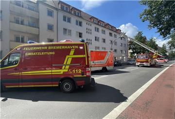 Um die Drehleiter in Stellung bringen zu können, musste die Straße vorübergehend voll gesperrt werden.