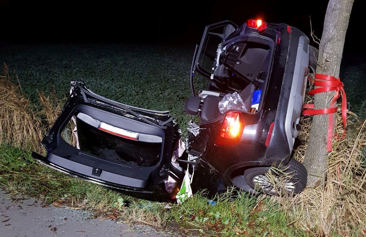 Um die Fahrerin zu befreien, musste die Feuerwehr Cuxhaven das Dach des Autos abtrennen.