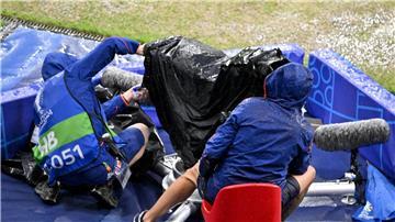 Um die Live-Bilder in Millionen Haushalte zu transportieren, brauchen die Kameras auch man einen Regenschutz.