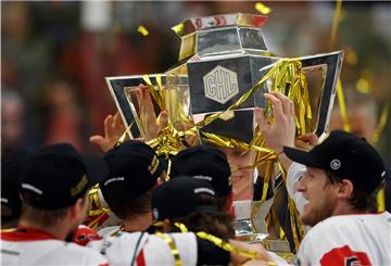Um diesen Pokal geht es in der Champions League.