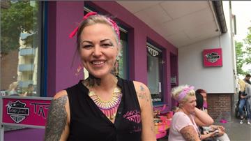 Um einen Termin bei "Lady June" zu bekommen, stehen ihre Kunden Schlange.
