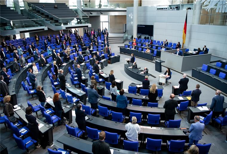 Um einen zu engen Kontakt im Plenarsaal zu vermeiden, bleiben dort seit Beginn der Corona-Krise zwischen zwei Abgeordneten immer zwei Plätze frei.