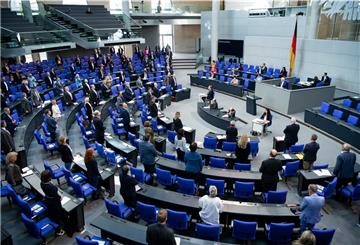 Um einen zu engen Kontakt im Plenarsaal zu vermeiden, bleiben dort seit Beginn der Corona-Krise zwischen zwei Abgeordneten immer zwei Plätze frei.
