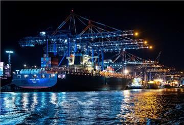 Lichter leuchten bei Nacht am Hafen