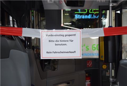 Um Fahrer und Fahrgäste zu schützen, wurde der vordere Bereich in den Bussen gesperrt. 