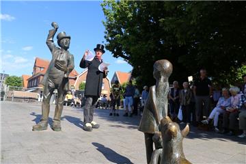 Um halb zehn morgens in Otterndorf: Alle Passanten lauschen gespannt, welche Neuigkeiten der Utröper verkündet. Der Ausrufer Jürgen Schwanemann tritt immer neben der „Ausrufer“-Statue vom Künstler Frijo Müller-Belecke auf dem Kirchplatz auf.