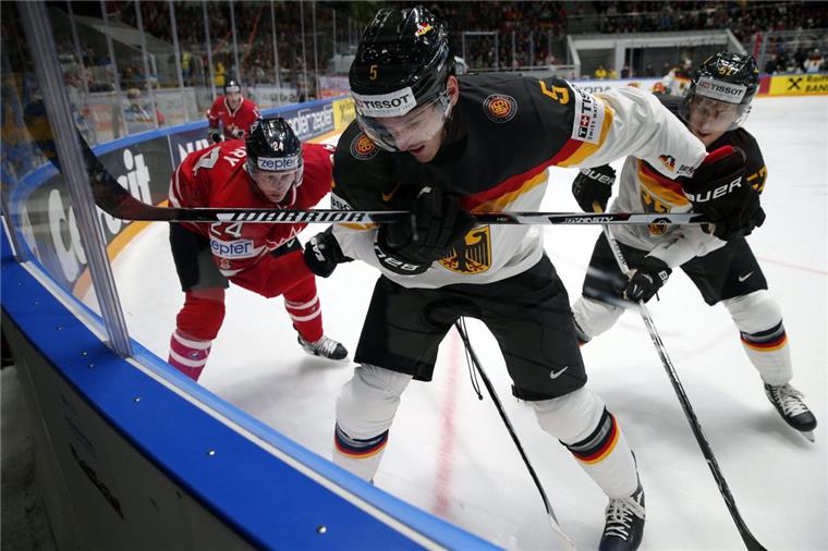 Deutsches Eishockey-Team verlangt Weltmeister Kanada alles ab Um jeden Zentimeter Eis wurde gekämpft: Corey Perry (links) versucht hier an der Bande Korbinian Holzer den Puck abzuluchsen.