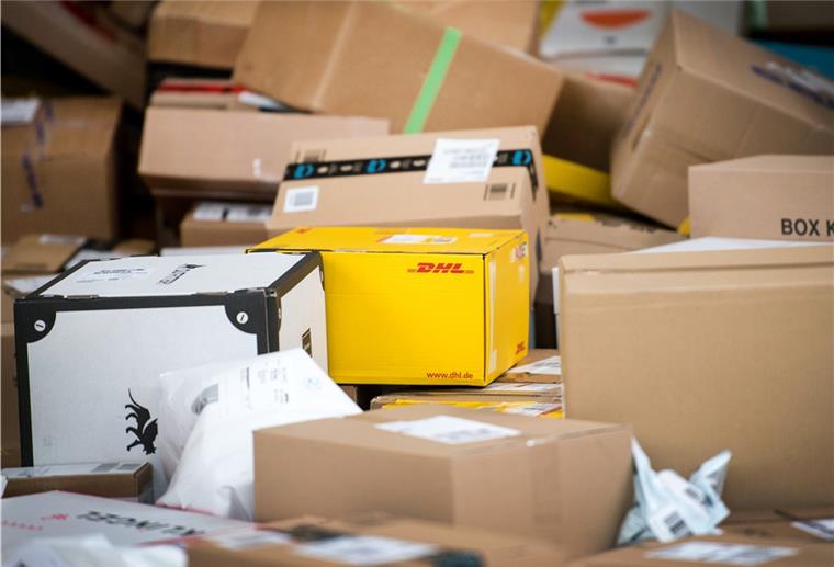 Um Kontakte auf ein Minimum zu reduzieren, können verzollte Postsendungen aus dem Nicht-EU-Ausland von zuhause aus erledigt werden.