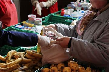 Um Lebensmittelspenden bei einer Tafel erhalten zu können, benötigt man einen Nachweis der Bedürftigkeit durch das Jobcenter. Liegt der noch nicht vor, hilft die Solidarische Hilfe Menschen in Not, dennoch Lebensmittel zu bekommen.