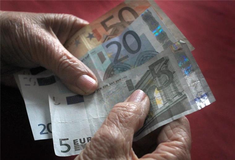 Eine ältere Frau hält verschiedene Euronoten in der Hand. Um nicht Gefahr zu laufen, die Rentenzahlung zu gefährden, müssen Rentner unbedingt Fristen einhalten.