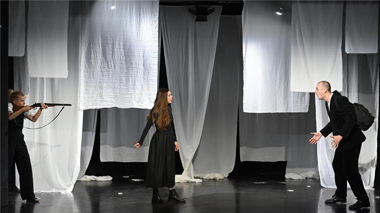 Premiere in Bremerhaven: Monika Helfers Buch überzeugt im Stadttheater