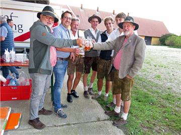 Um seinen Maibaum zurückzubekommen, organisierte Udo Venema (rechts) eine Feier in Bayern. Das Fest lief nicht wie geplant.