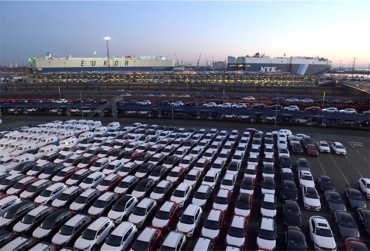 Senat rechnete mit noch höheren BLG-Verlusten Um über 70 Prozent schrumpfte der Umschlag coronabedingt im vergangenen Jahr am BLG Autoterminal. Inzwischen ist klar: Das Unternehmen hat hohe Verluste erwirtschaftet. Der Senat prüft, die BLG zu unterstützen.