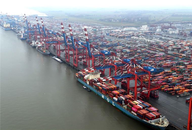 Um überall die größten Containerbrücken aufstellen zu können, will die Hafensenatorin die Stromkaje ertüchtigen. Aber die Grünen im Senat haben Bedenken gegen die millionenschwere Investition. Foto: Scheer
