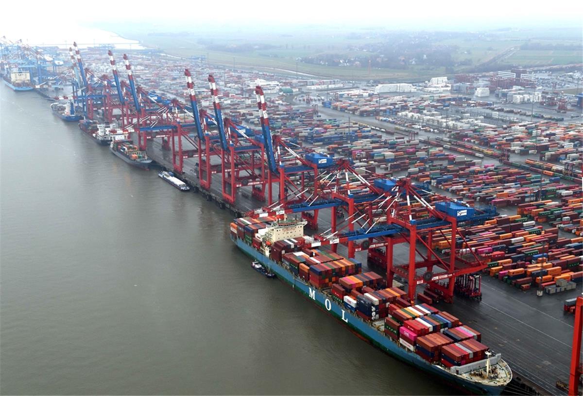 Um überall die größten Containerbrücken aufstellen zu können, will die Hafensenatorin die Stromkaje ertüchtigen. Aber die Grünen im Senat haben Bedenken gegen die millionenschwere Investition. Foto: Scheer