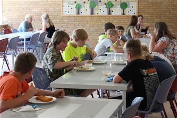 Um Viertel vor eins beginnt die Mittagspause: Warmes Essen wird drei Mal die Woche angeboten. So werden die Schüler verpflegt, wenn sie Nachmittagsunterricht oder Arbeitsgemeinschaften haben.