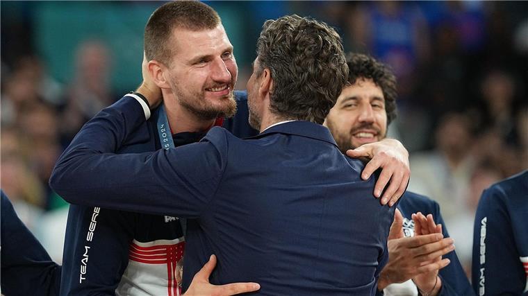 Bierkönig von Paris: NBA-Star Jokic feiert Bronze wie Gold Umarmung mit Pau Gasol: Nikola Jokic bekommt seine Bronzemedaille.