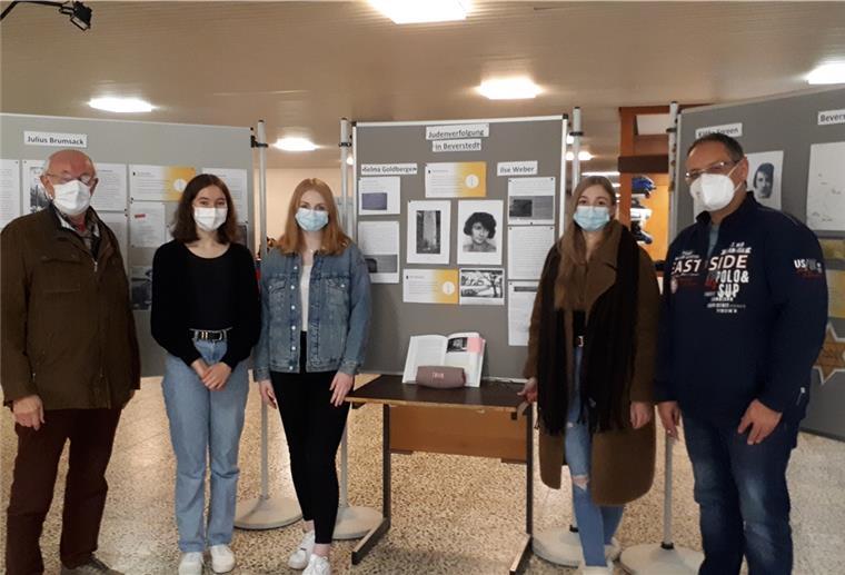Umfassendes Material von Martin Bensen stellten die Schülerinnen Amelie Lüpkes, Madita Muszynski und Charlotte Blanken unter der Aufsicht von Seminarfachlehrer Matthias Berje zu einer ausführlichen Ausstellung zusammen.