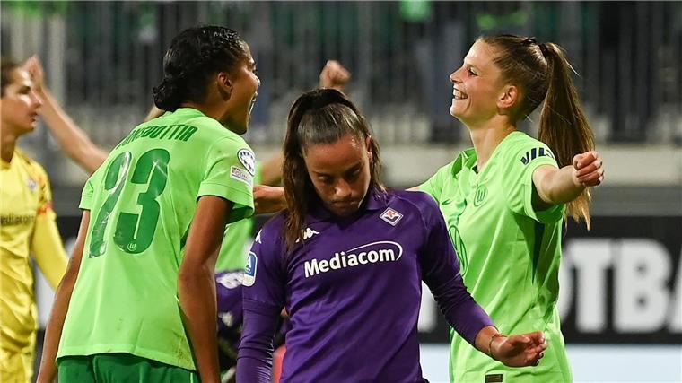 „Stolz auf Tabs“: Nationalspielerin trifft nach Babypause Umjubeltes Comeback: Tabea Sellner (r) freut sich über ihr Tor für den VfL Wolfsburg.