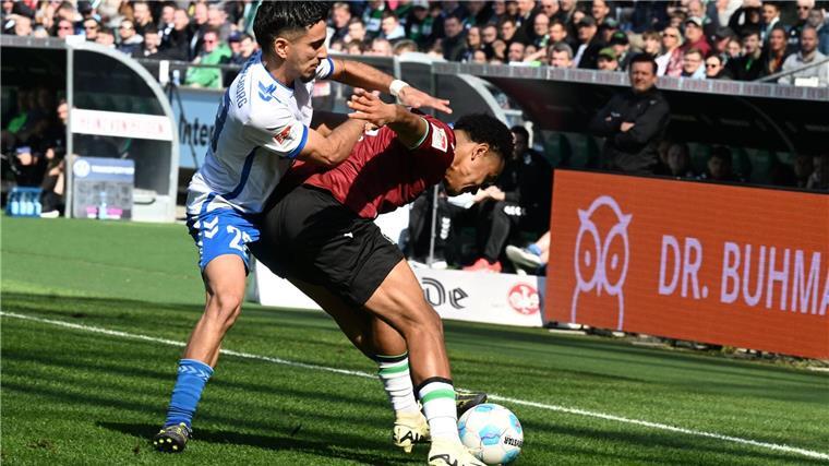 Kein Sieger im Verfolgerduell: Hannover und Magdeburg torlos Umkämpftes Spiel: Hannovers Thaddäus Momuluh (r) im Duell gegen Magdeburgs Livan Burcu