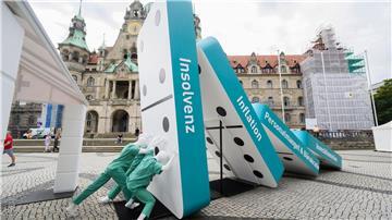 Umkippende Domino-Steine stehen bei einer Aktion der Niedersächsischen Krankenhausgesellschaft vor dem Neuen Rathaus in Hannover.