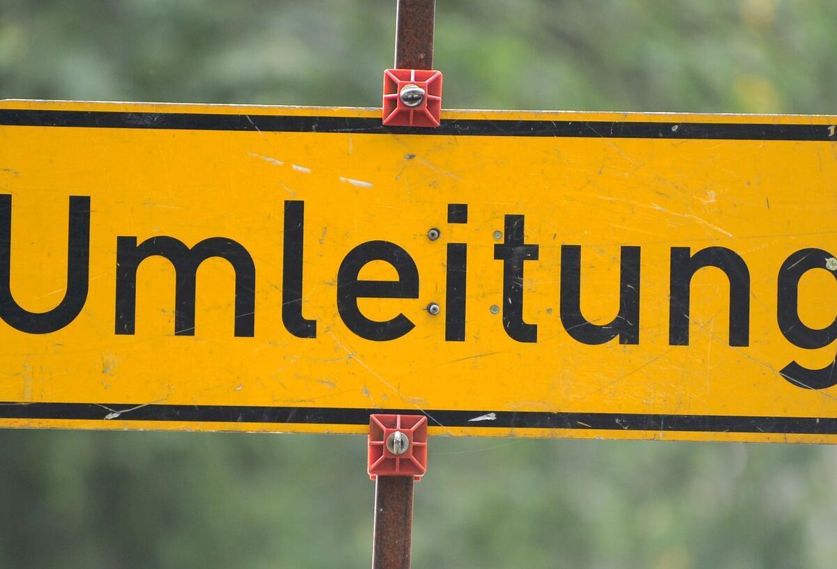 Vollsperrung in Wilstedt: Schmutzwasserarbeiten ab 20. Oktober Auf einem gelben Schild steht das Wort "Umleitung"